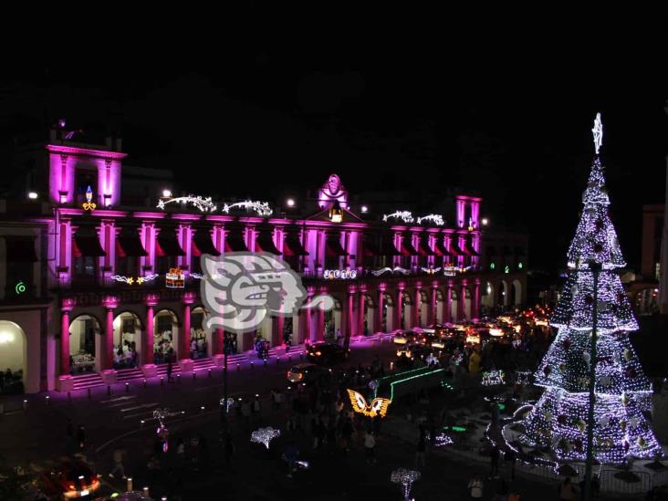 Entre luces y colores, Cuitláhuac encabeza encendido del árbol navideño en Xalapa