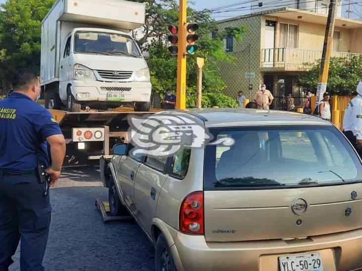 Choca automóvil contra camioneta de carga en Cuauhtémoc