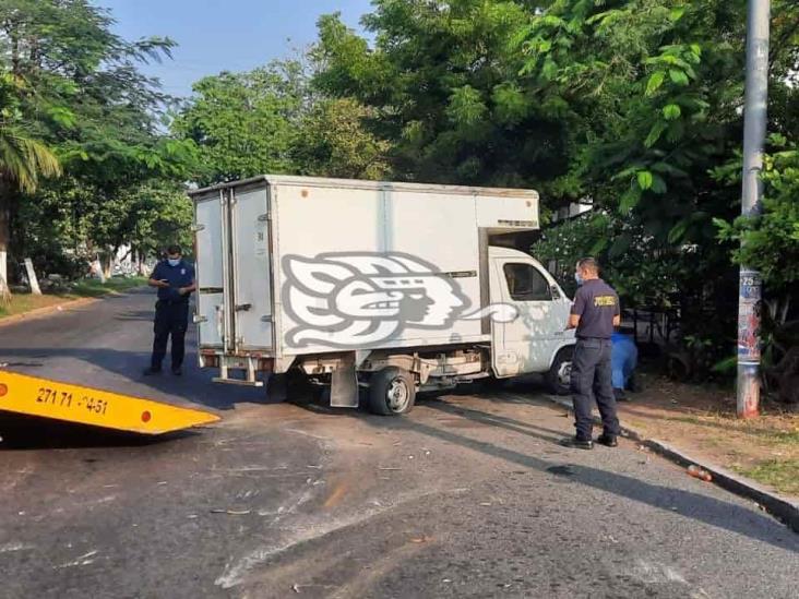 Choca automóvil contra camioneta de carga en Cuauhtémoc