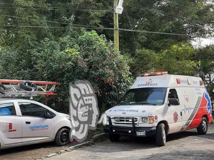 Cruz Roja y Bomberos de Coatepec salvan a trabajador de Telmex de morir electrocutado