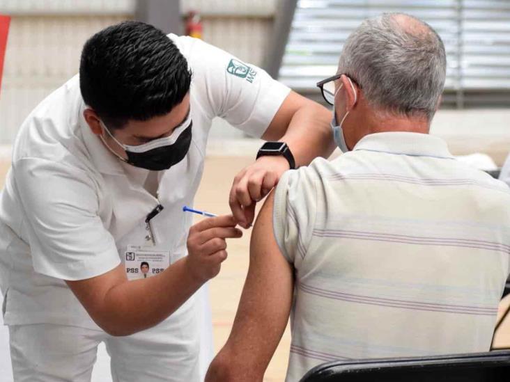 Aplica IMSS Veracruz Norte refuerzo contra COVID-19 a personas de 60 años y más