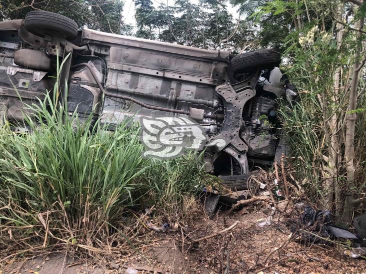 Conductora se vuelca tras sufrir falla mecánica