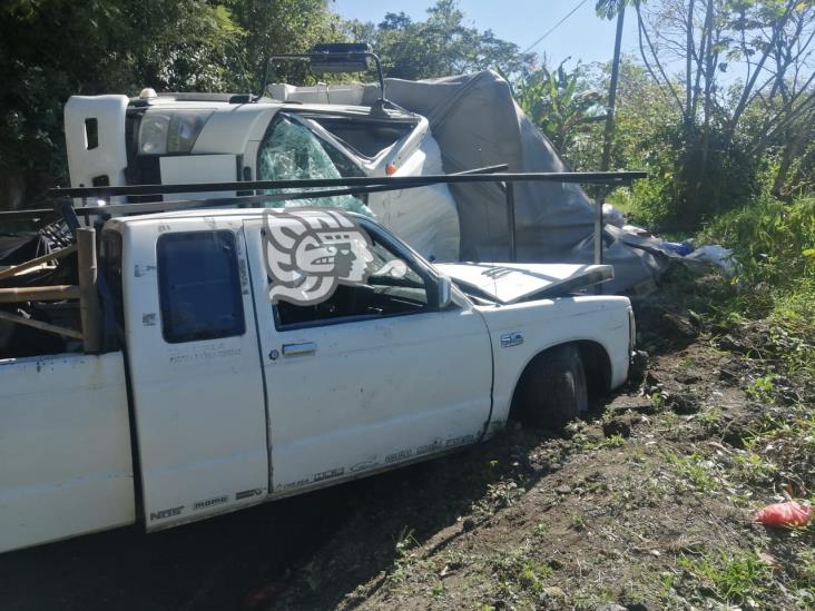 Dos lesionados deja choque volcadura en la carretera Xico-Teocelo