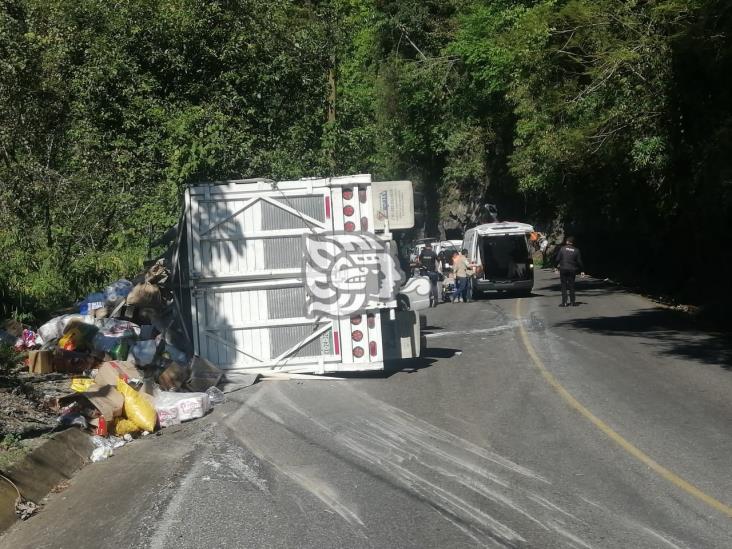 Dos lesionados deja choque volcadura en la carretera Xico-Teocelo