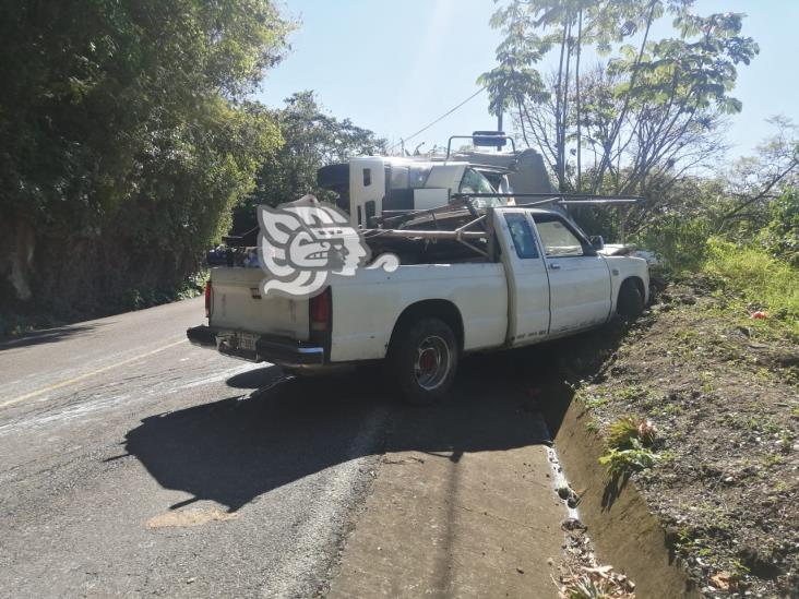 Dos lesionados deja choque volcadura en la carretera Xico-Teocelo