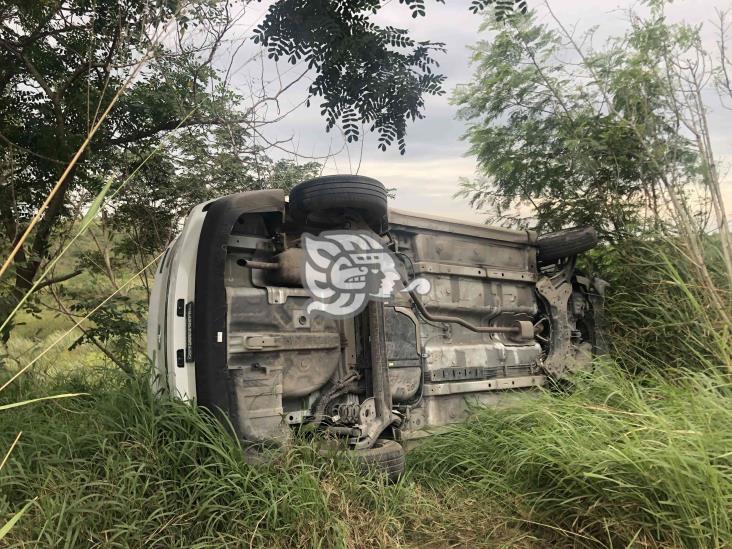 Conductora se vuelca tras sufrir falla mecánica