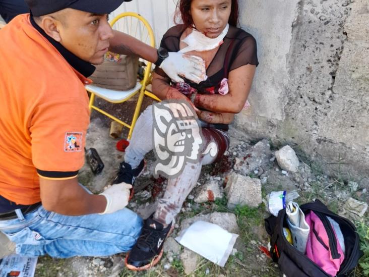 De varias puñaladas, mujer es herida por ex pareja en colonia Las Torres, en Xalapa