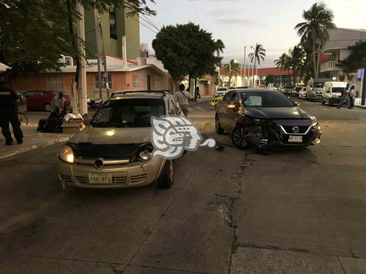 Choque entre dos unidades deja severos daños materiales