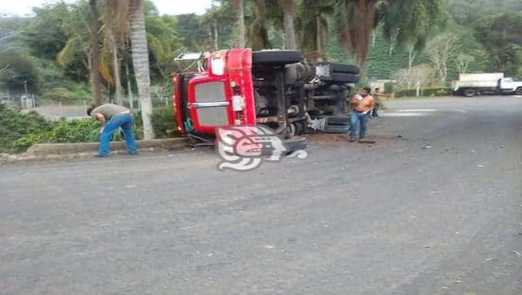 Vuelca camión tipo cisterna en la Totutla- Coatepec