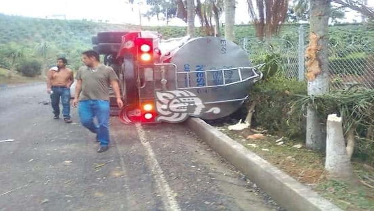 Vuelca camión tipo cisterna en la Totutla- Coatepec