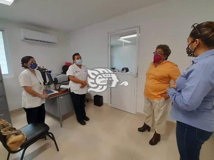 Esmeralda Mora recorre el Centro de Salud de Nanchital