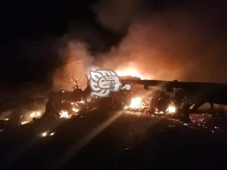 Choque e incendio de colosos en Palma Sola