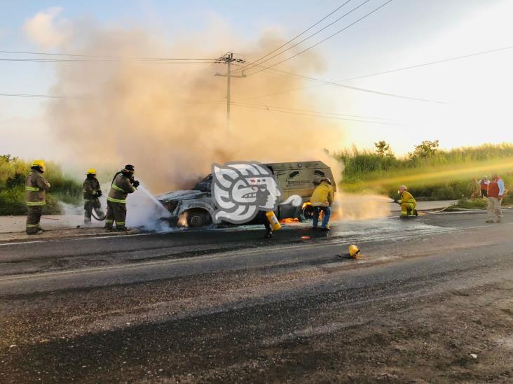 Arde camioneta de Cometra en la antigua Minatitlán-Coatzacoalcos