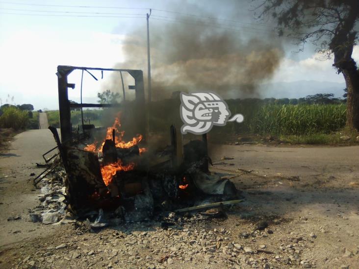 Asaltan a conductor de camioneta repartidora e incendian unidad en la Córdoba-Omealca