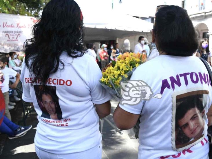 Colocan en Xalapa esferas al árbol de la esperanza por desaparecidos de Veracruz