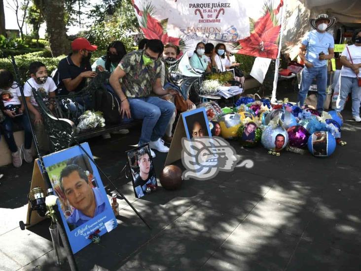Colocan en Xalapa esferas al árbol de la esperanza por desaparecidos de Veracruz