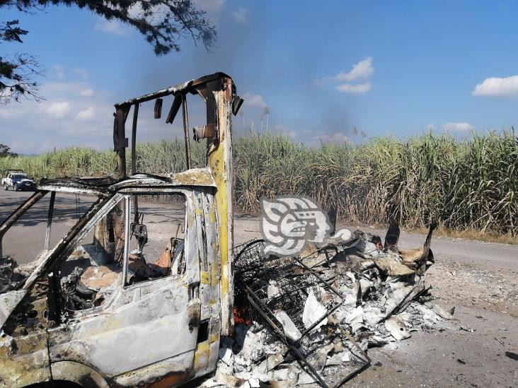 Asaltan a conductor de camioneta repartidora e incendian unidad en la Córdoba-Omealca