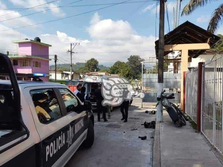 En Coatepec, derrapan motociclistas y chocan con poste