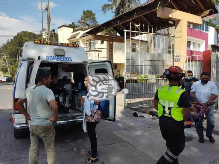 En Coatepec, derrapan motociclistas y chocan con poste