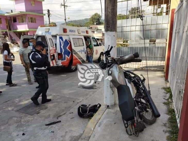 En Coatepec, derrapan motociclistas y chocan con poste