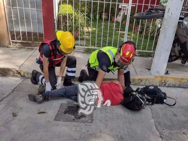 En Coatepec, derrapan motociclistas y chocan con poste