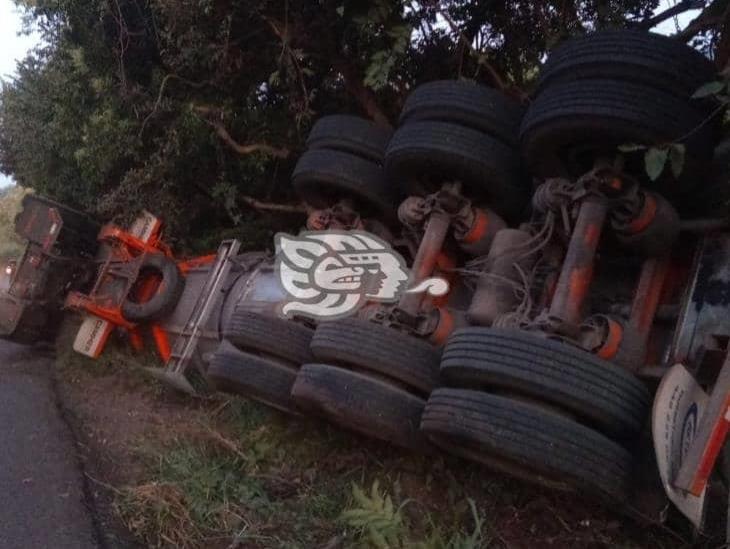 Vuelca camión en El Farallón