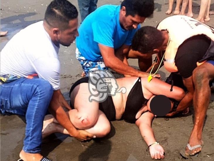 Rescatan a turista de morir ahogada en playa de Chachalacas