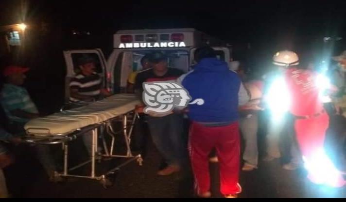 Cae campesino de batea de un taxi mixto rural en Zentla