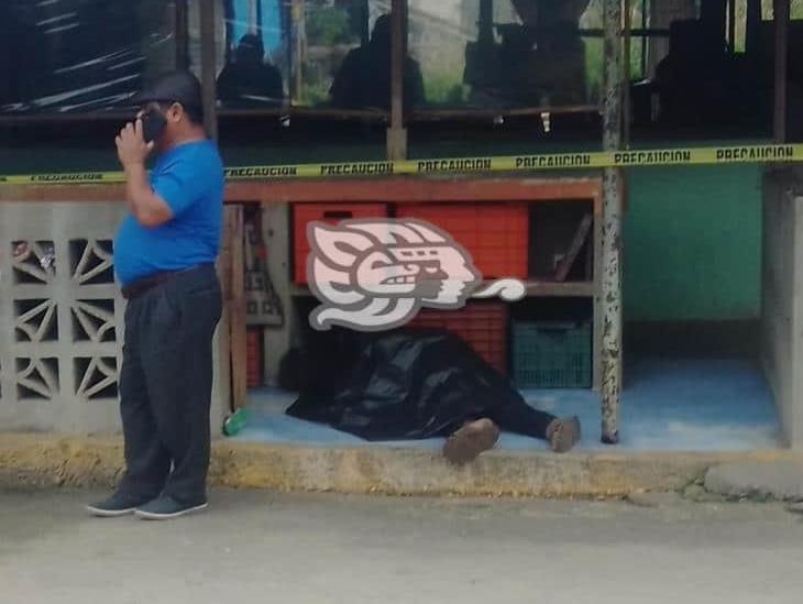 Encuentran a hombre sin vida en mercado de Jáltipan