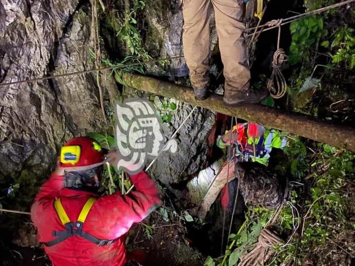 Al fondo de un sótano, rescatan a 4 personas en Tezonapa; hay un hombre muerto