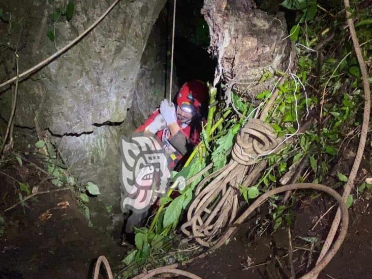 Al fondo de un sótano, rescatan a 4 personas en Tezonapa; hay un hombre muerto