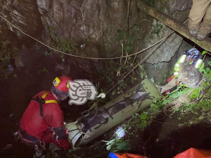 Al fondo de un sótano, rescatan a 4 personas en Tezonapa; hay un hombre muerto