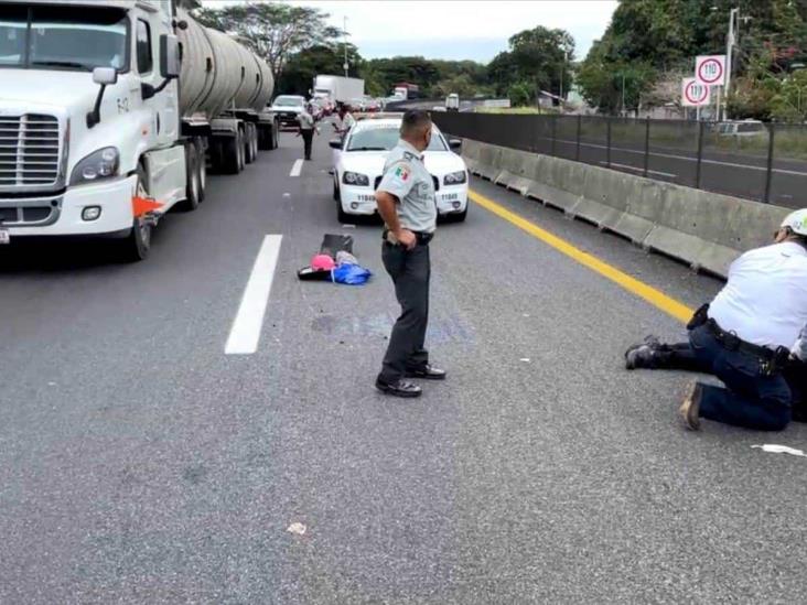 Se lesiona mujer tras derrapar motoneta 