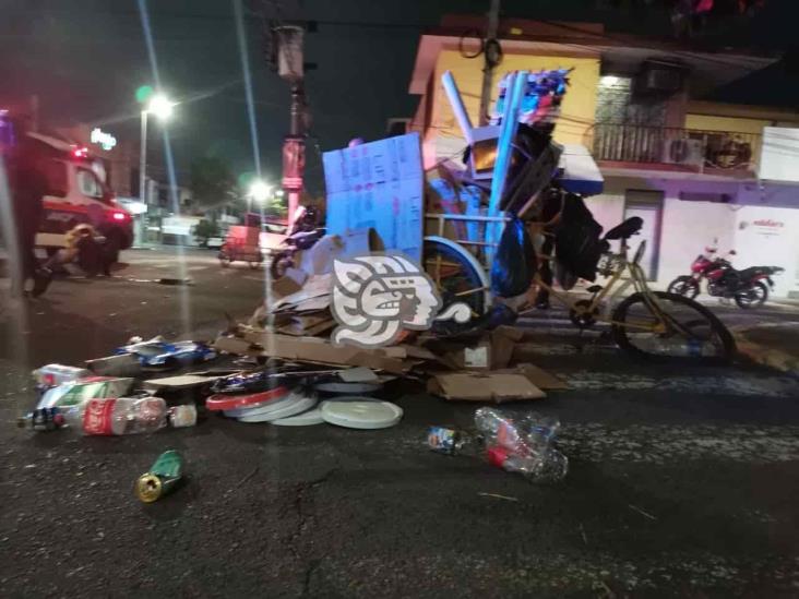 En Veracruz, conductor se lleva por delante a comerciante en triciclo