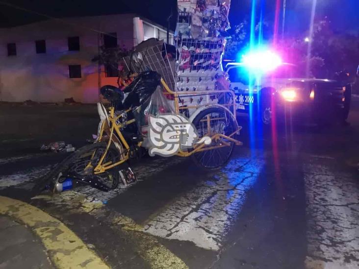 En Veracruz, conductor se lleva por delante a comerciante en triciclo