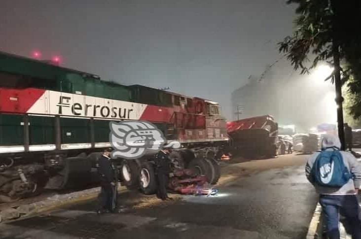 Chocan tren carguero y tráiler en Orizaba; no hay lesionados