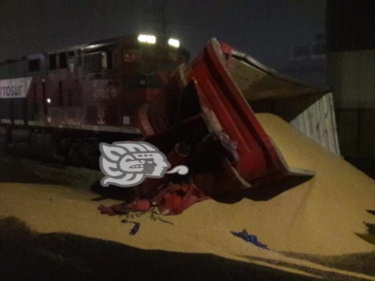 Chocan tren carguero y tráiler en Orizaba; no hay lesionados