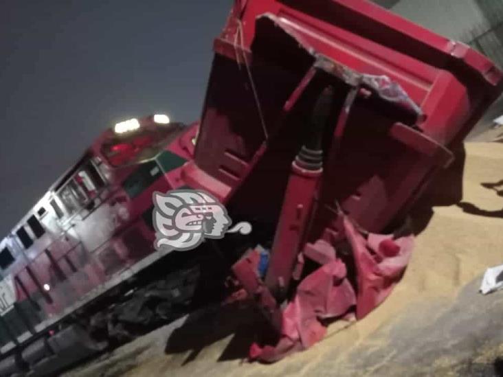 Chocan tren carguero y tráiler en Orizaba; no hay lesionados