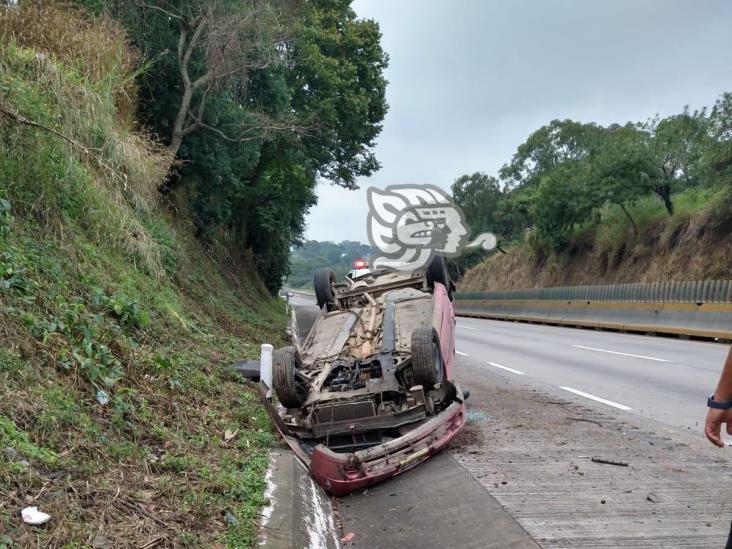 Volcadura de vehículo en autopista Córdoba-Veracruz deja dos lesionados