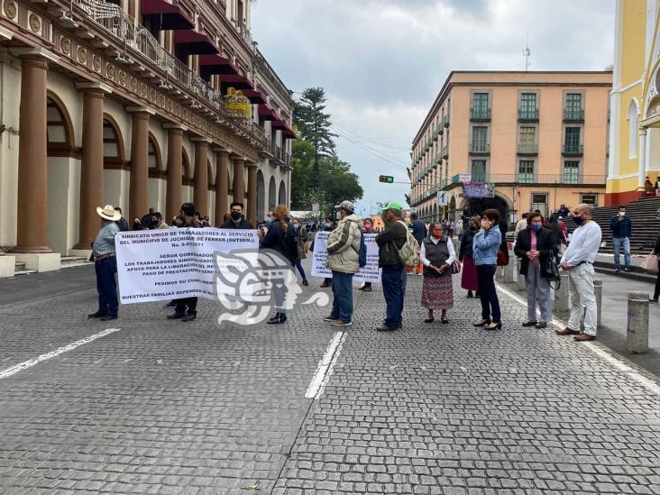 Con protesta, empleados municipales de Juchique de Ferrer exigen pago de prestaciones