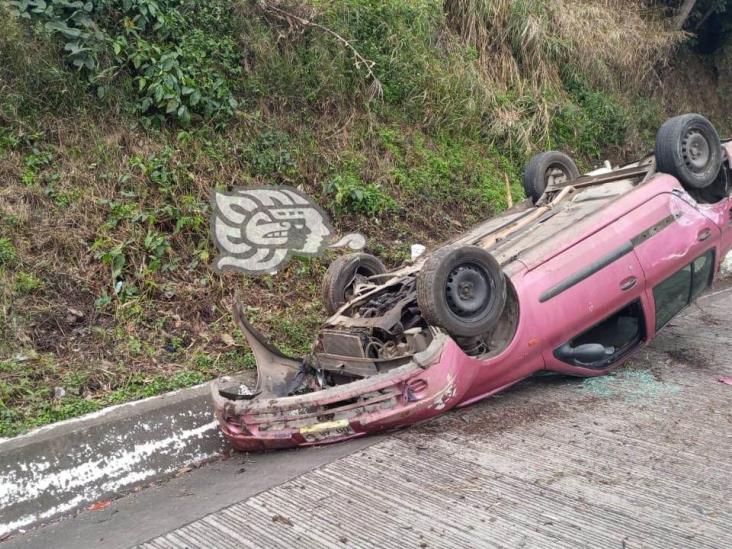 Volcadura de vehículo en autopista Córdoba-Veracruz deja dos lesionados