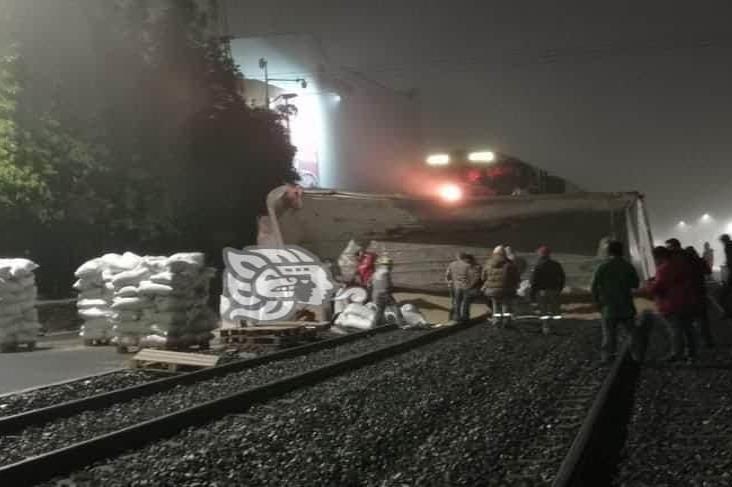 Chocan tren carguero y tráiler en Orizaba; no hay lesionados