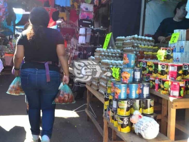 Previo a cena navideña, gran afluencia en mercados del puerto