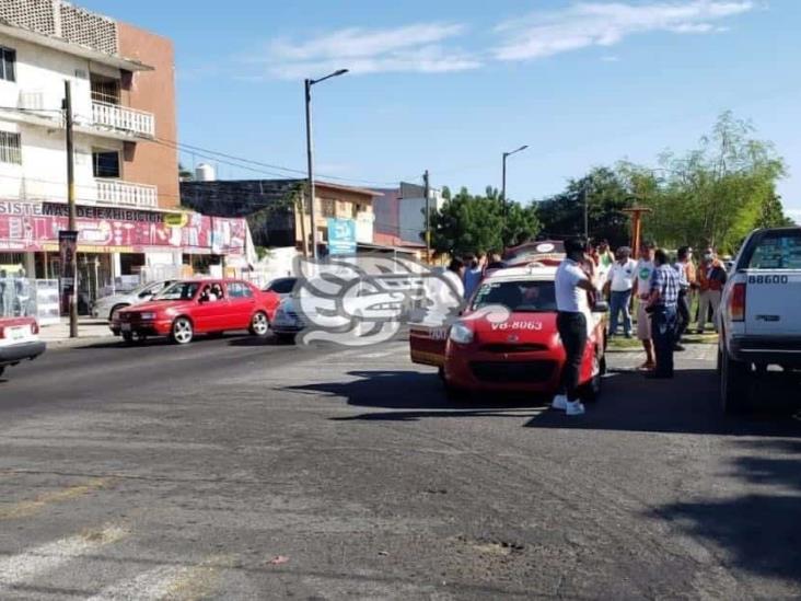 Choque entre tres unidades deja una persona lesionada