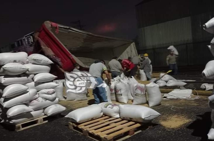 Chocan tren carguero y tráiler en Orizaba; no hay lesionados