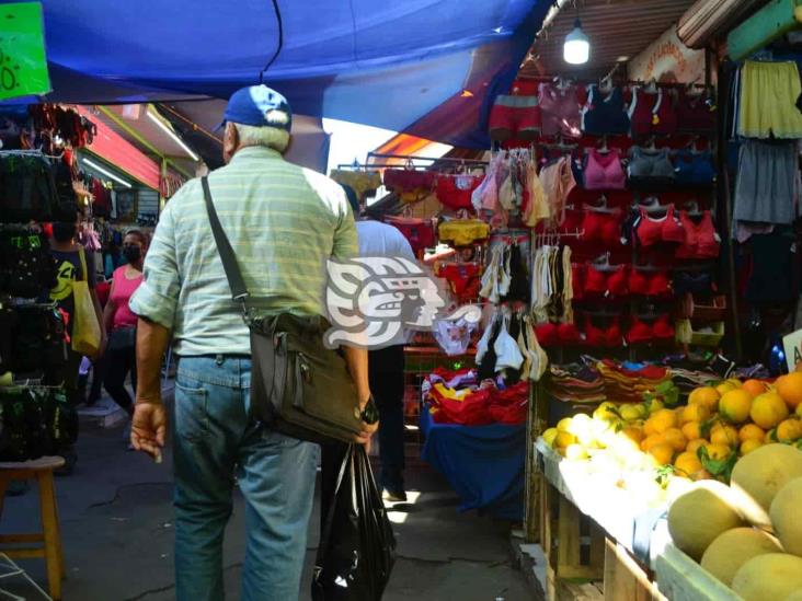 Previo a cena navideña, gran afluencia en mercados del puerto