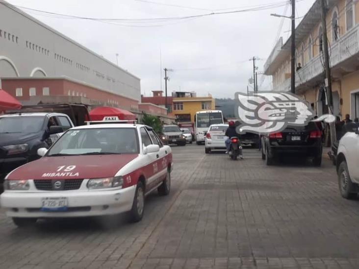 Caos vial en alrededores del mercado de Misantla