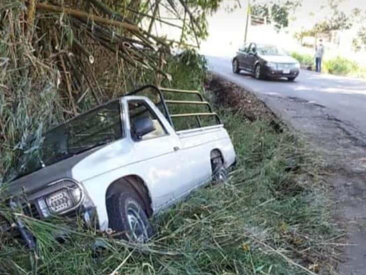 Se sale de carretera camioneta