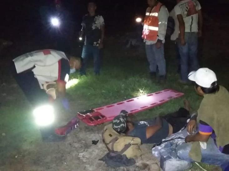 Vuelca tráiler cerca del Cerro de los Metates