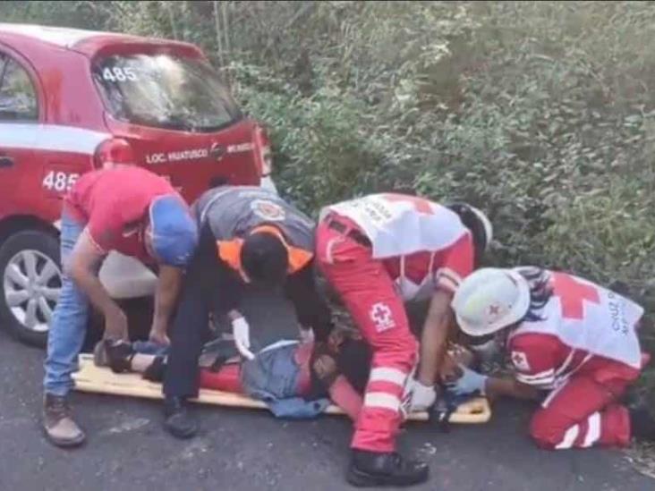 Chocan taxi y moto: 3 lesionados 